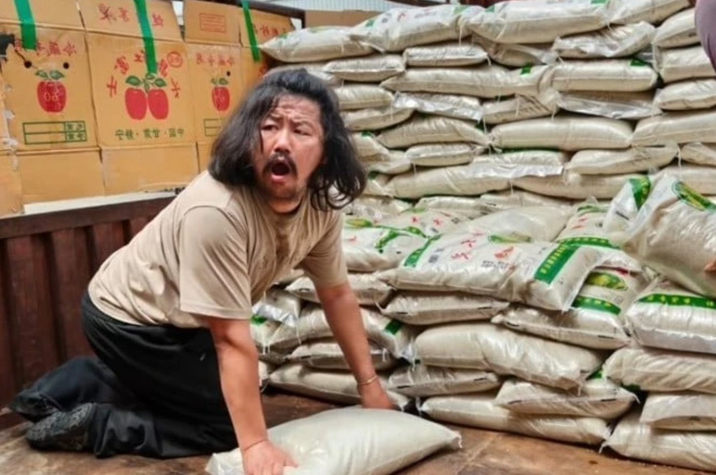 Hu Lei: Người đàn ông bại liệt quyên góp hàng tấn nhu yếu phẩm cứu trợ lũ lụt - Ongkinh