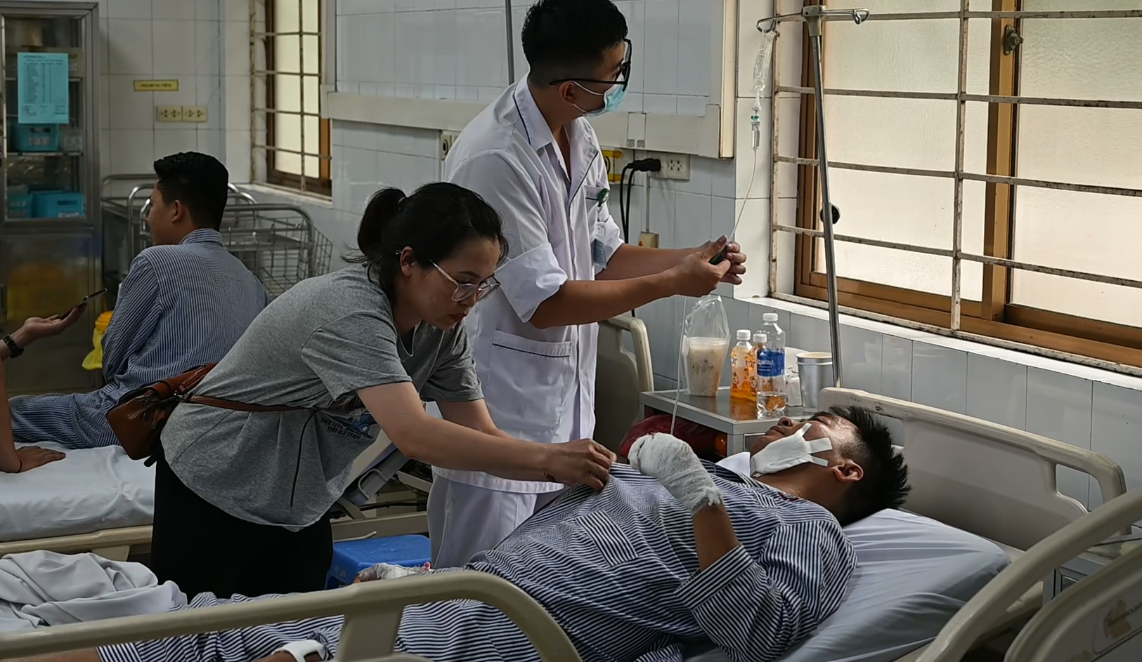 Vịnh Hạ Long: Thi thể cháu bé được tìm thấy sau vụ lật tàu, còn 3 người mất tích - Ongkinh