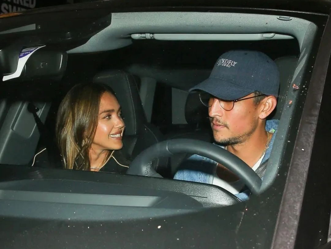 Jessica Alba rạng rỡ bên bạn trai tin đồn Danny Ramirez - Techlade