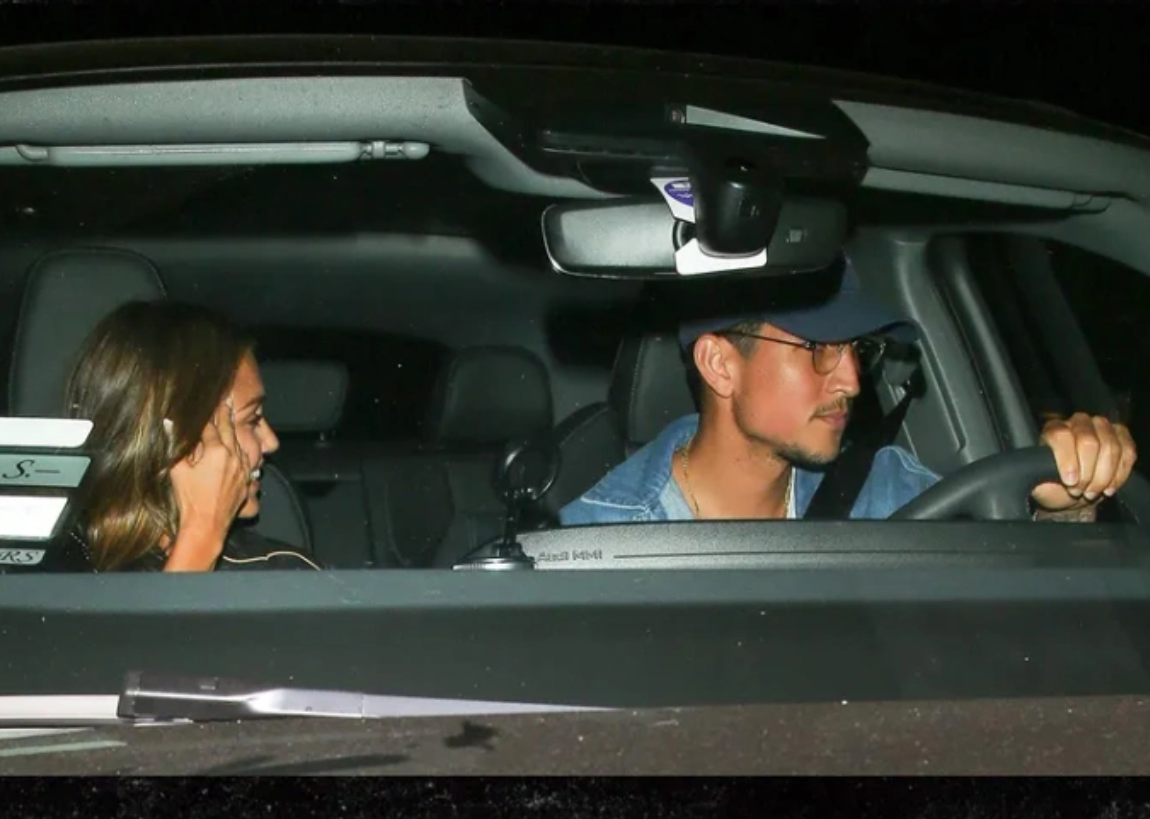 Jessica Alba rạng rỡ bên bạn trai tin đồn Danny Ramirez - Ongkinh