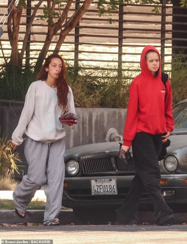 Con gái Angelina Jolie bị bắt gặp hẹn hò đồng tính, sống chung ở Los Angeles