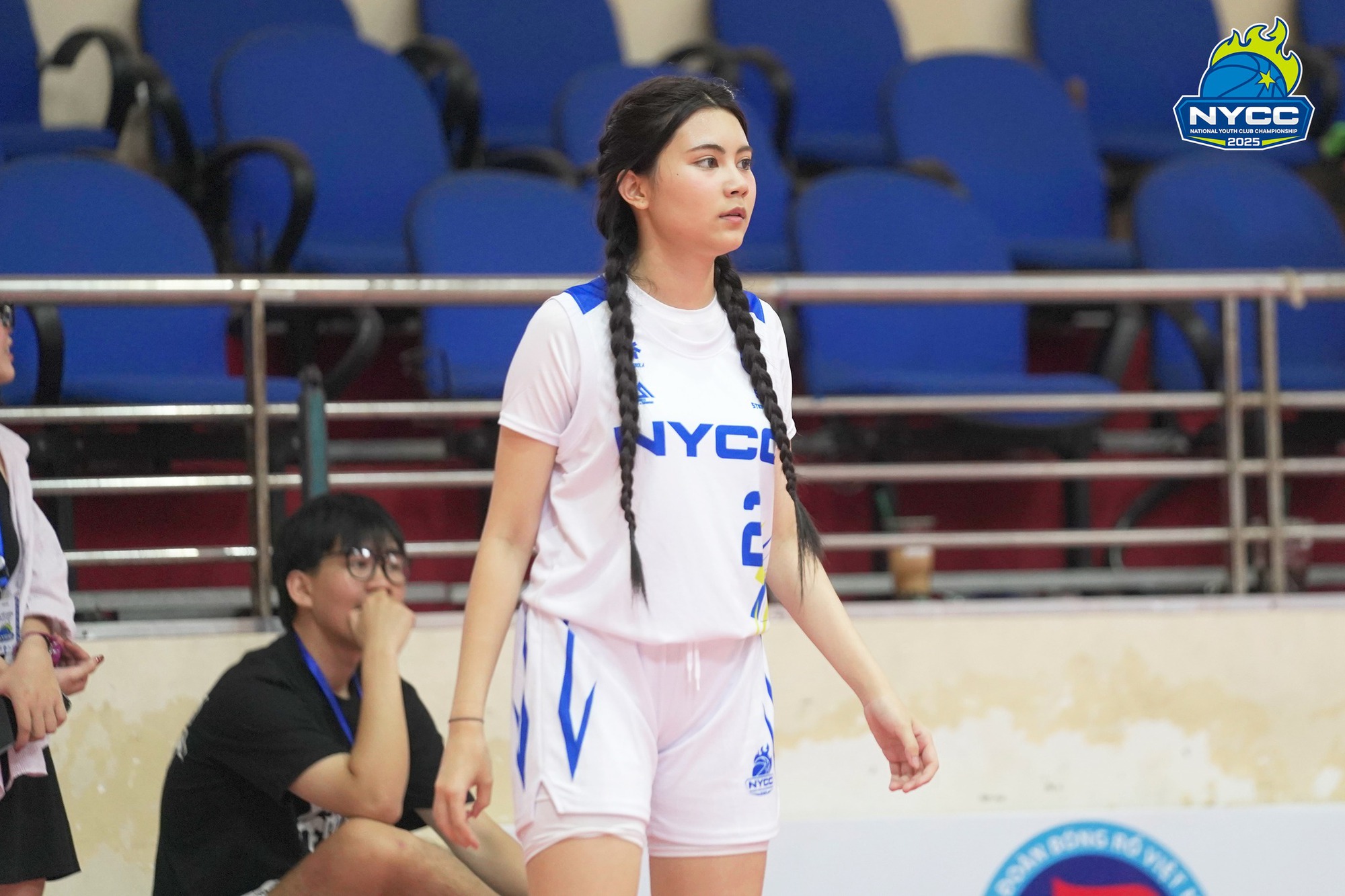 Hạt Dẻ nhà MC Quyền Linh chiếm spotlight trên sân bóng rổ