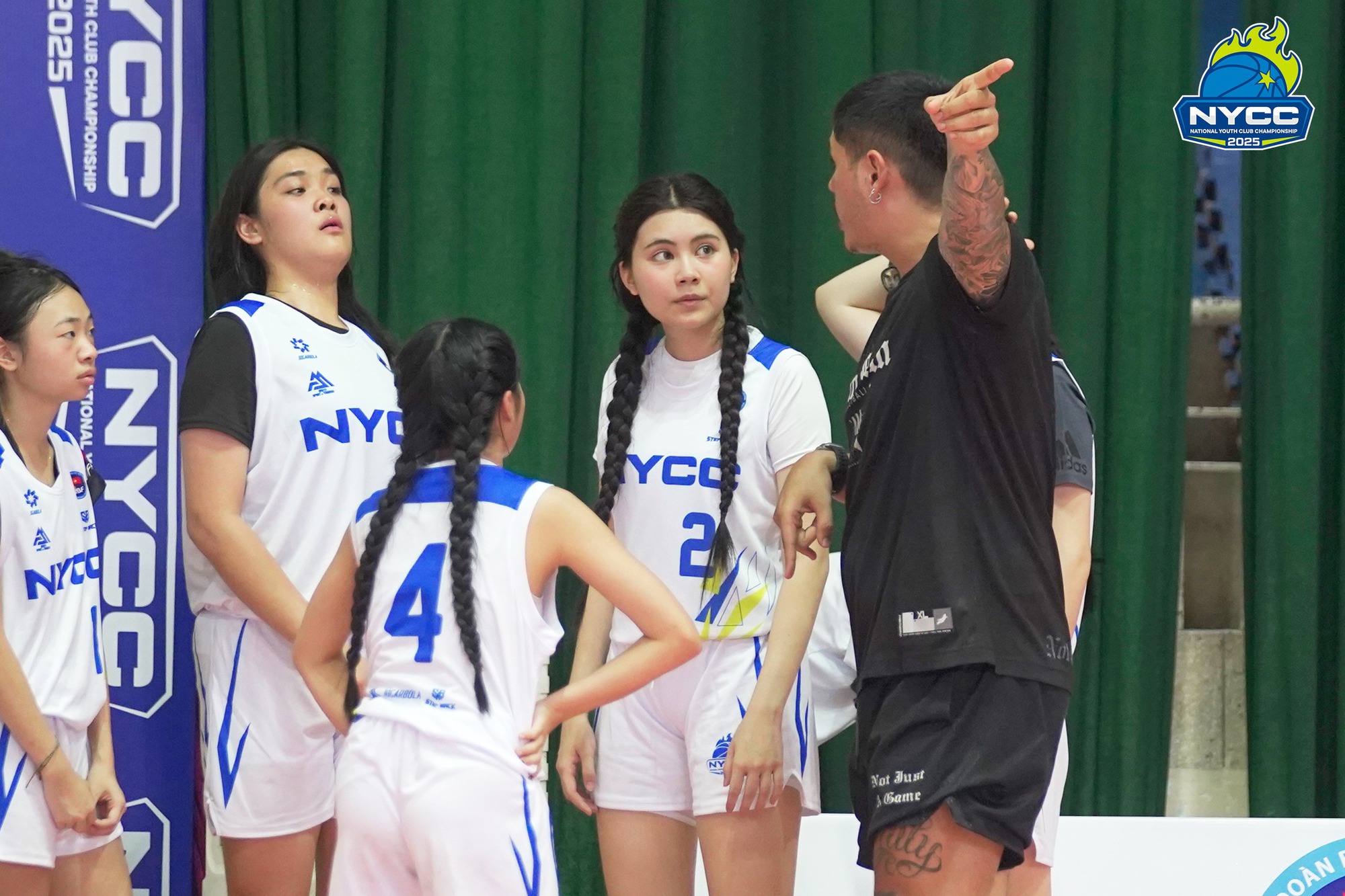 Hạt Dẻ nhà MC Quyền Linh chiếm spotlight trên sân bóng rổ