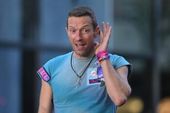 Coldplay gặp rắc rối pháp lý vì vụ "kiss cam" - Ongkinh
