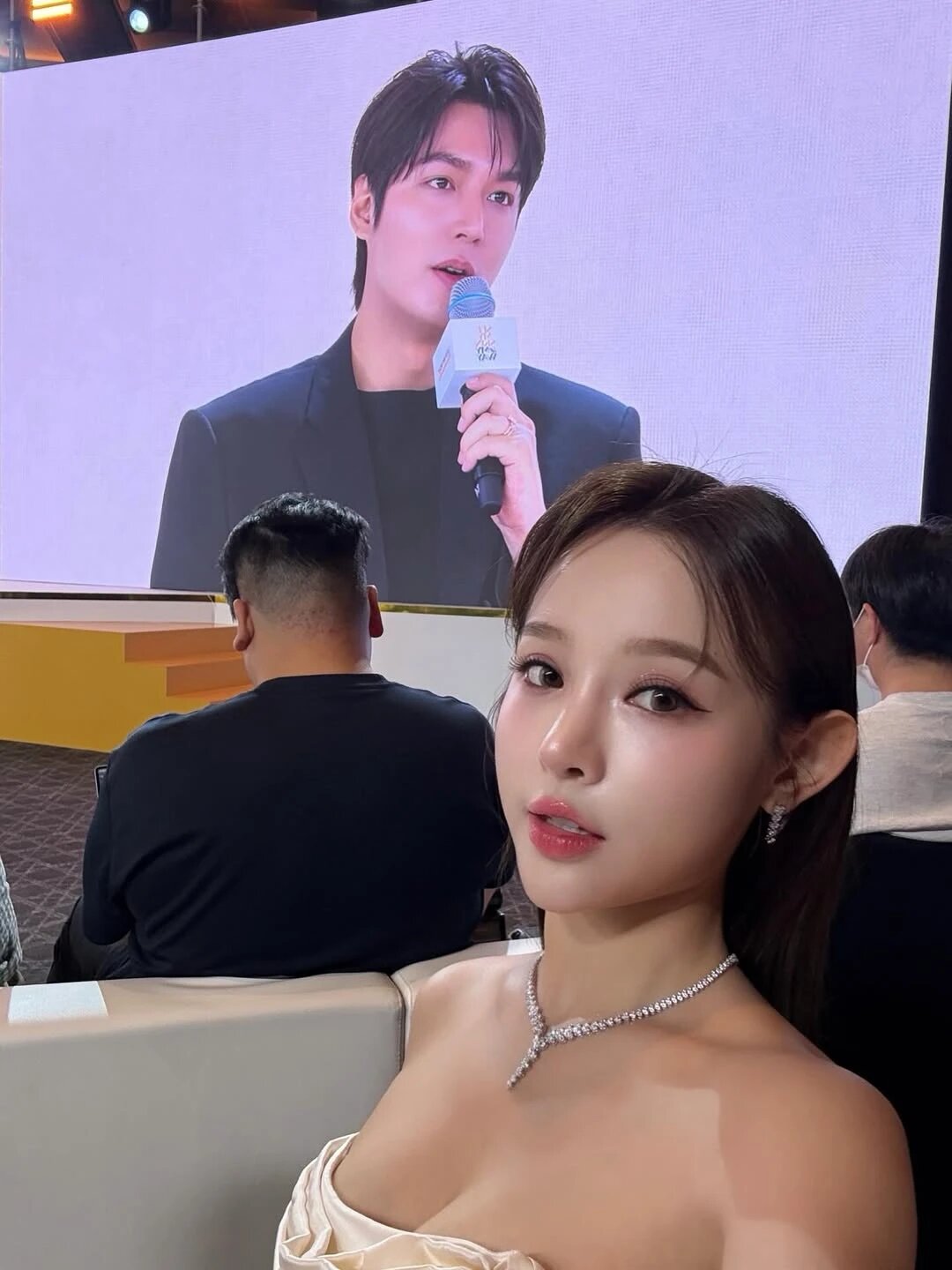 Nhan sắc nổi bật của fan girl Việt khiến Lee Min Ho chú ý đặc biệt tại sự kiện