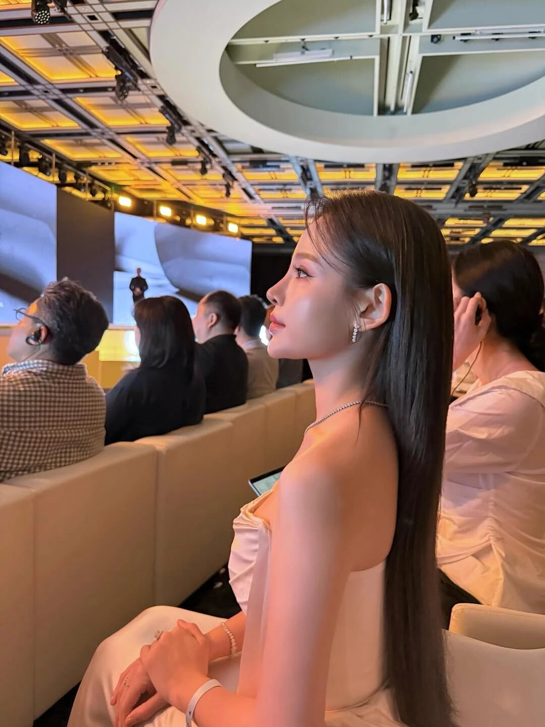 Nhan sắc nổi bật của fan girl Việt khiến Lee Min Ho chú ý đặc biệt tại sự kiện