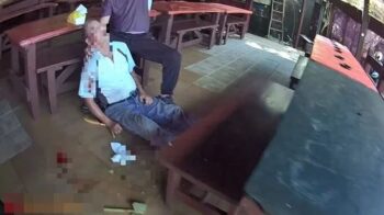 Cảnh báo: Tình huống nguy hiểm khi một cụ ông đang nhổ cỏ tại nhà