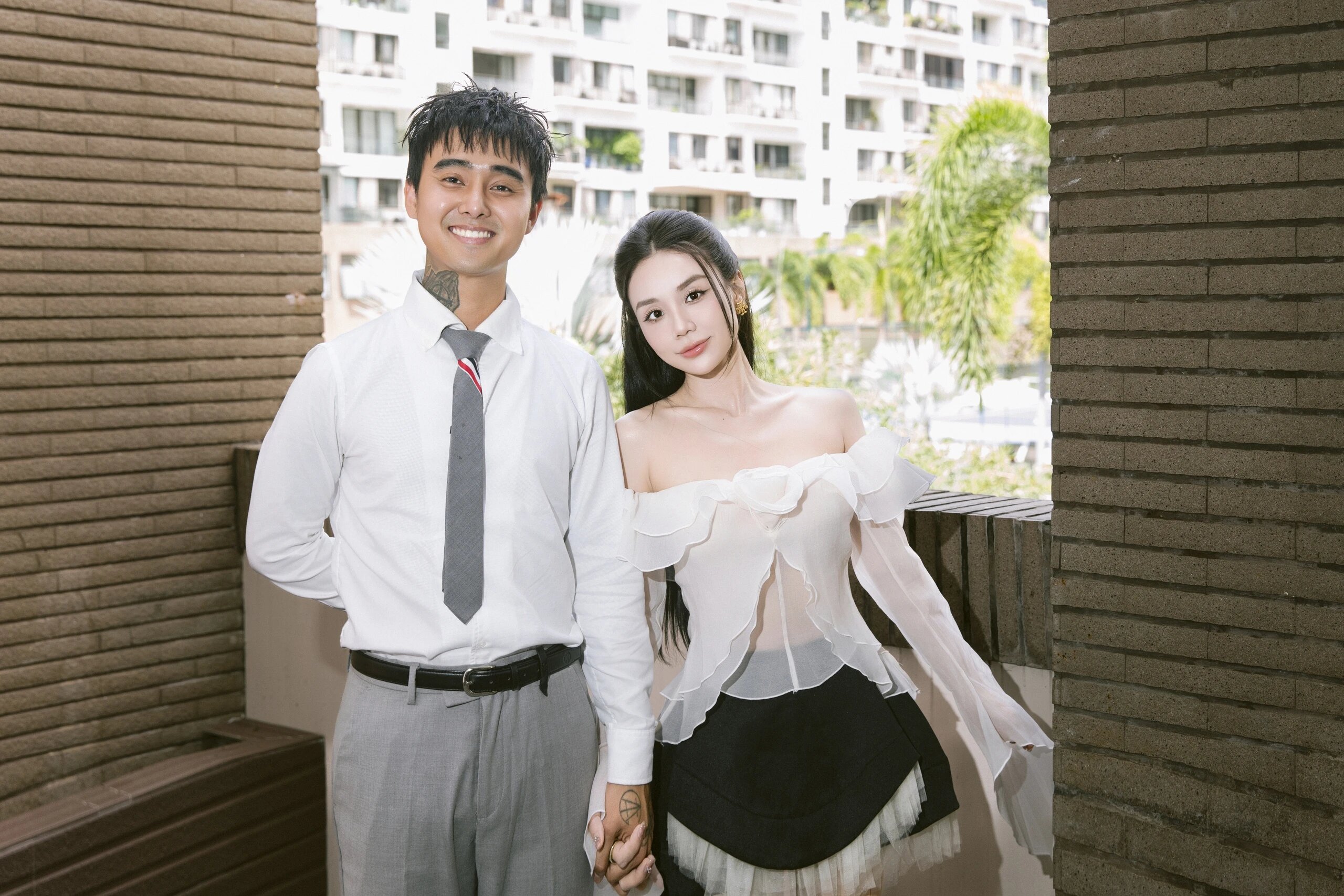 Trước thềm hôn lễ, Đạt G và Cindy Lư bất ngờ tiết lộ: Họ vẫn lén lút hẹn hò sau khi chia tay, Đạt G từng cải trang thành tài xế để đưa các con đi chơi.