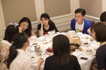 Tại buổi họp lớp, tôi kể chuyện ở nhà thuê trong khi bạn bè khoe sở hữu hàng loạt bất động sản: Về đến nhà, tôi chết lặng trước một dòng tin nhắn định mệnh!