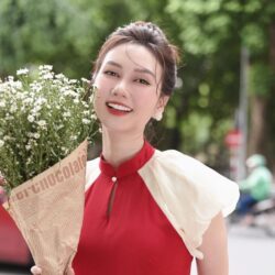 Nữ diễn viên sinh năm 1989 này đã trở nên quen thuộc với khán giả truyền hình qua hàng loạt bộ phim giờ vàng của VTV như: Mùa Hoa Tìm Lại, Cô Gái Nhà Người Ta, Vui Lên Nào Anh Em Ơi, Đừng Làm Mẹ Cáu,... Trước cuộc hôn nhân hiện tại, Hương Giang từng trải qua một lần đổ vỡ trong tình cảm. Cô từng xác nhận chia tay nam diễn viên Đình Tú vào tháng 5/2022 sau 5 năm yêu nhau, với lý do hai người "đã hết duyên". Việc Hương Giang bất ngờ công khai chuyện kết hôn và có con ngay thời điểm bạn trai cũ cũng đang có những tin tức về hỷ sự đã khiến câu chuyện đời tư của cô nhận được sự quan tâm đặc biệt từ công chúng, đồng thời chúc phúc cho hạnh phúc hiện tại của nữ diễn viên.