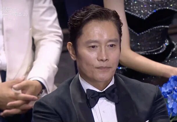 Lee Byung Hun bất ngờ bị gọi tên với tình huống khó xử trên sóng truyền hình