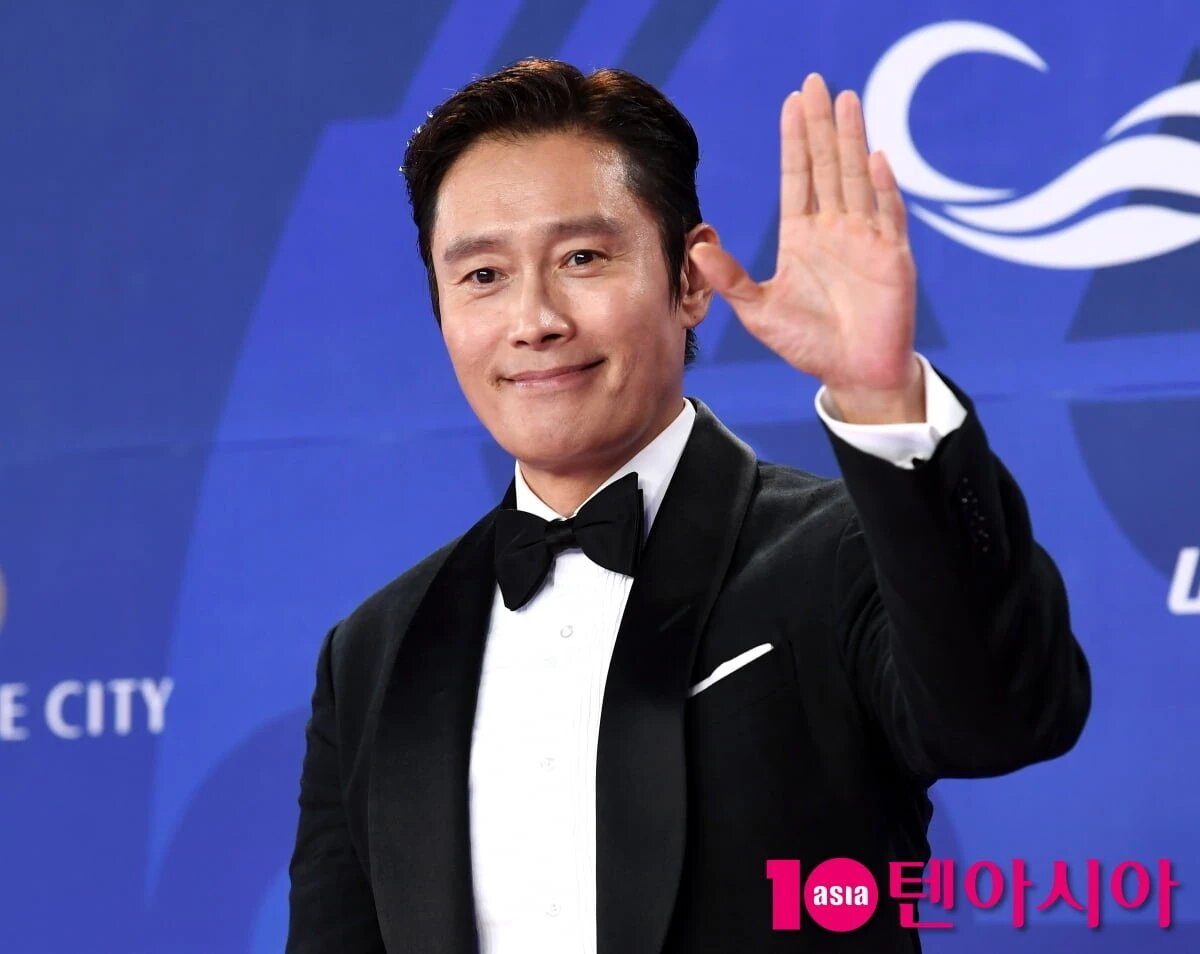 Lee Byung Hun bất ngờ bị gọi tên với tình huống khó xử trên sóng truyền hình