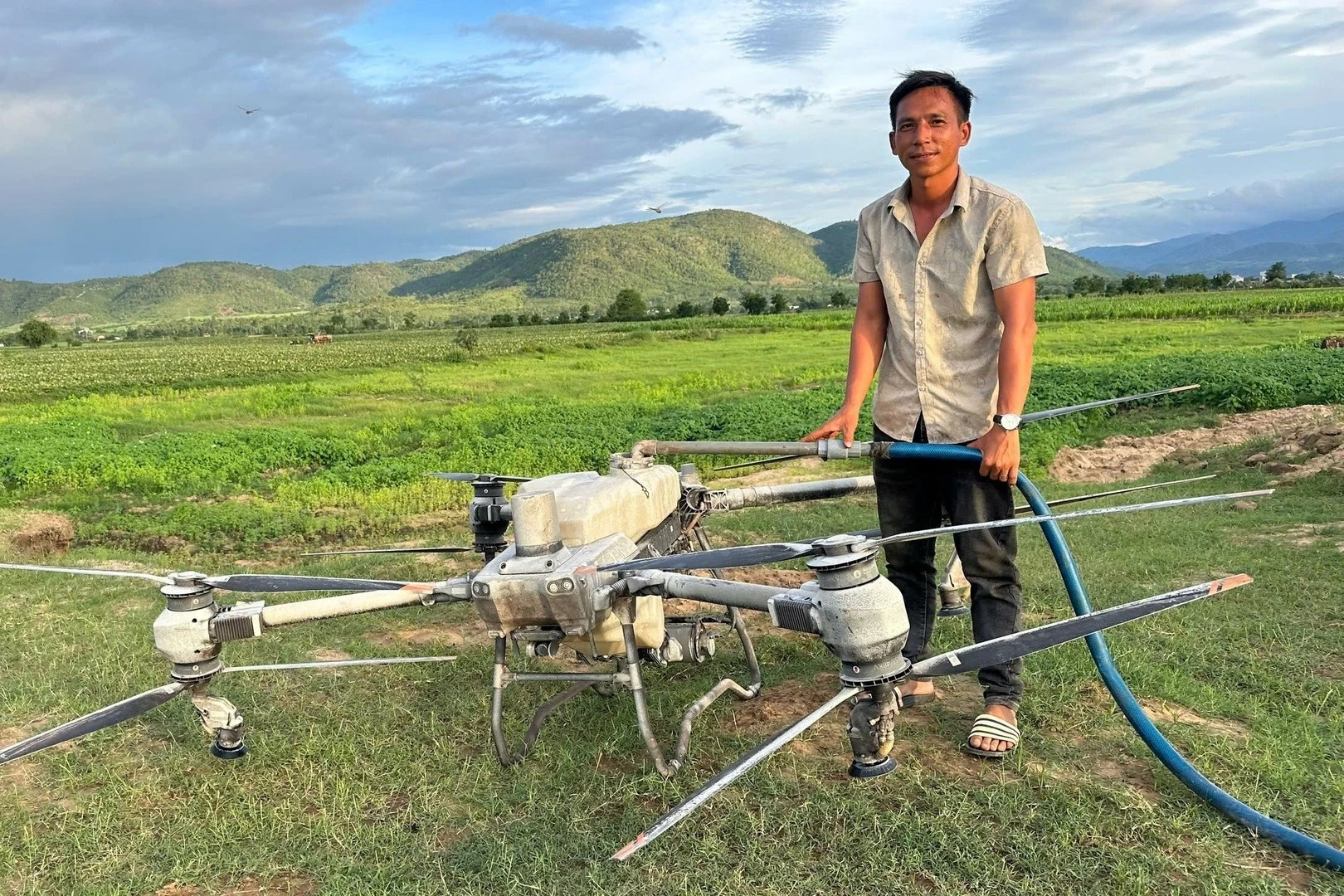 Gia Lai: Anh nông dân dùng drone phun thuốc trừ sâu cứu 2 em nhỏ giữa dòng nước xiết - Ongkinh