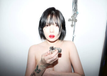 HyunA gây tranh cãi vì ảnh bán khỏa thân - Ongkinh