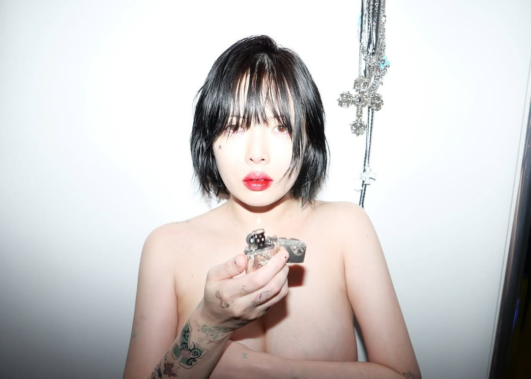 HyunA gây tranh cãi vì ảnh bán khỏa thân - Ongkinh