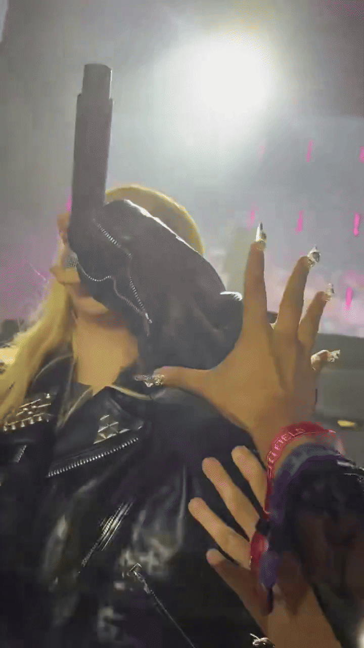 Rosé bị quấy rối ngay giữa concert