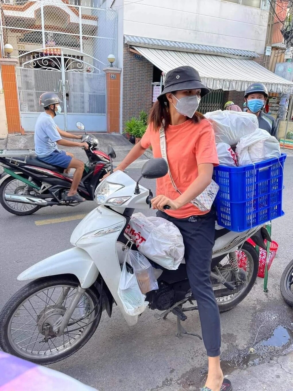 H'Hen Niê: Hoa hậu độc đáo của showbiz Việt, hé lộ số tiền chi tiêu trong một buổi sáng