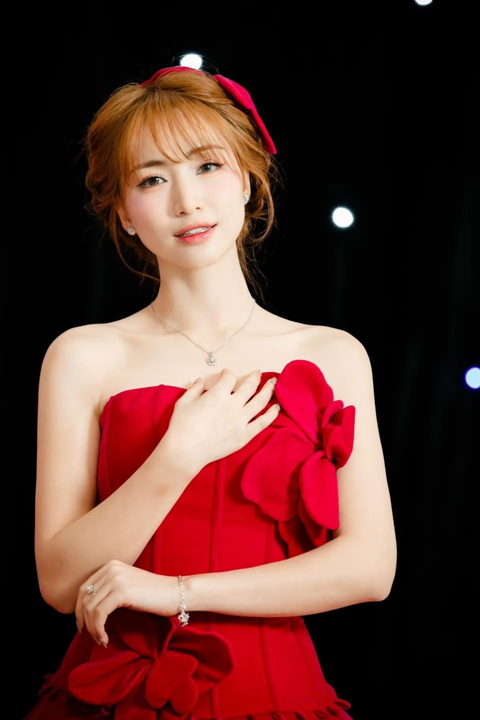 Hòa Minzy ủng hộ 300 triệu giúp bà con Nghệ An bị lũ lụt - Ongkinh