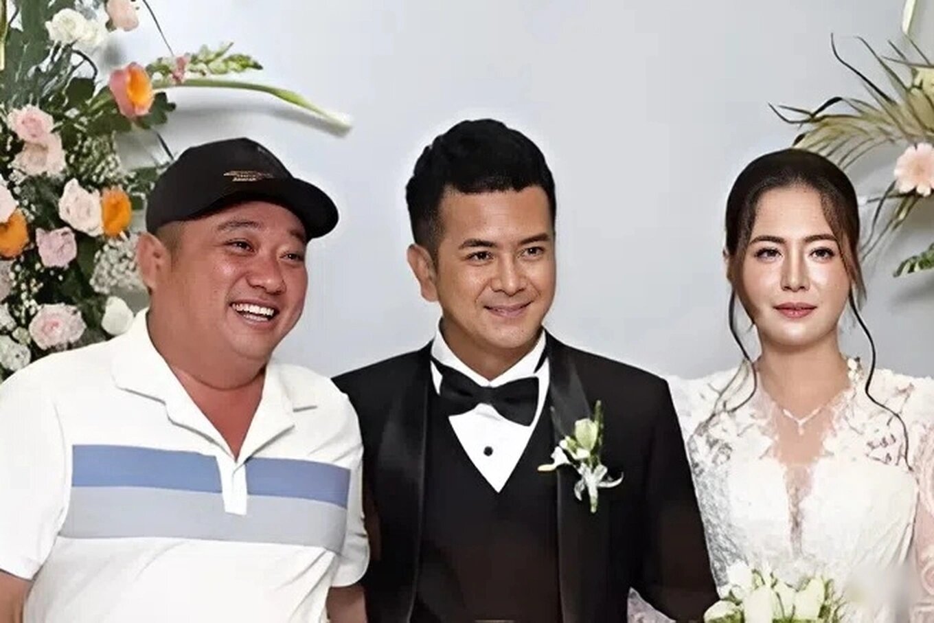 Khoảnh khắc tình cảm của Hùng Thuận và bà xã trong hôn lễ gây chú ý