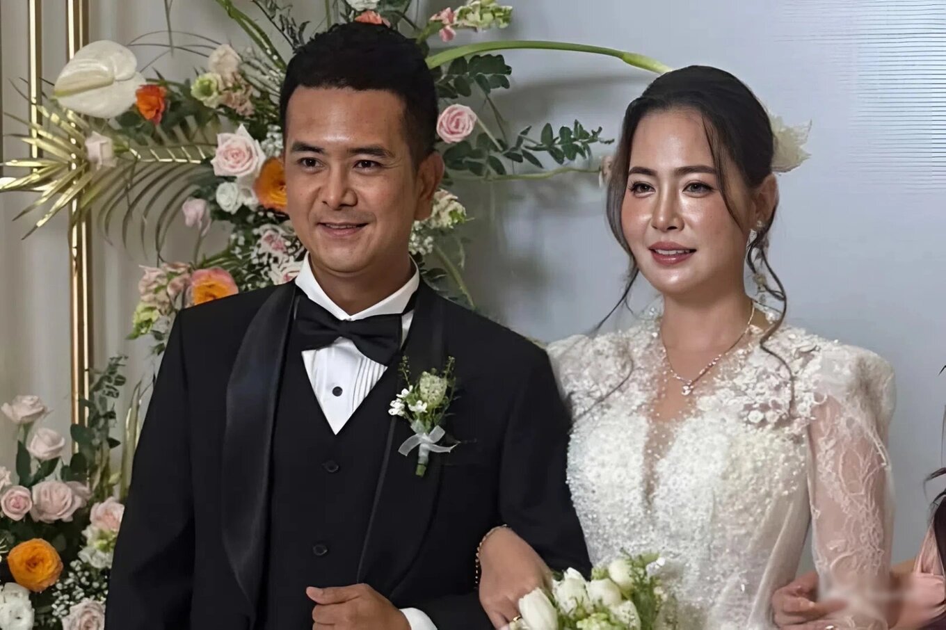 Khoảnh khắc tình cảm của Hùng Thuận và bà xã trong hôn lễ gây chú ý