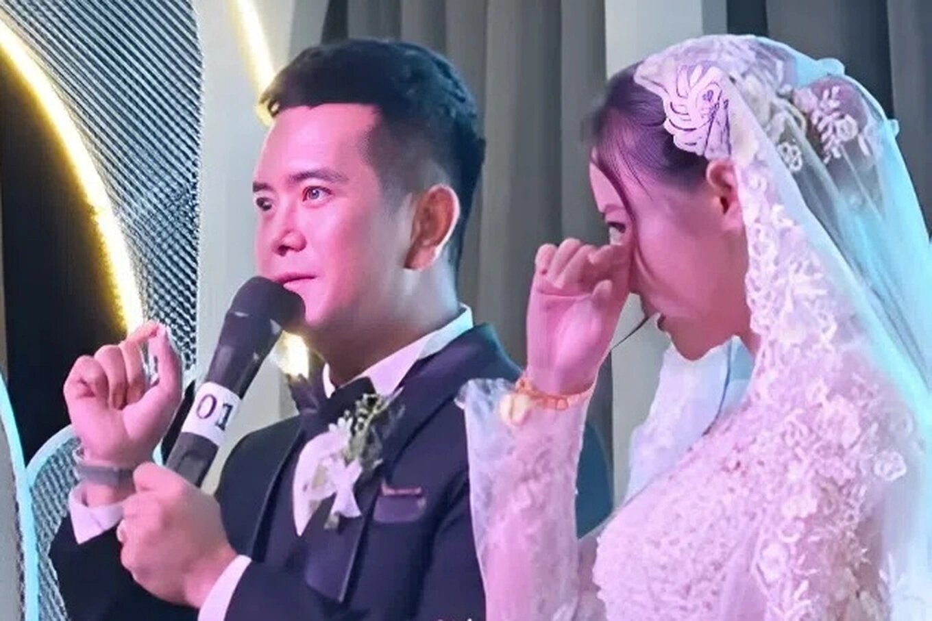 Khoảnh khắc tình cảm của Hùng Thuận và bà xã trong hôn lễ gây chú ý