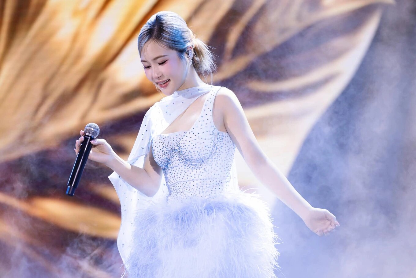 Hương Tràm chia sẻ cuộc sống sau khi trở về Việt Nam và lý do nhận lời hát tại “Rực rỡ ngày mới”