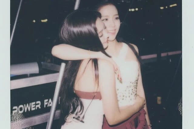Jennie, Rosé bất ngờ xóa ảnh ngay sau khi đăng – chuyện gì vừa xảy ra?