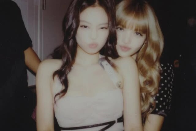 Jennie, Rosé bất ngờ xóa ảnh ngay sau khi đăng – chuyện gì vừa xảy ra?