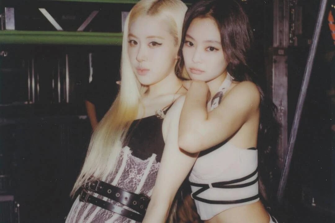 Jennie, Rosé bất ngờ xóa ảnh ngay sau khi đăng – chuyện gì vừa xảy ra?
