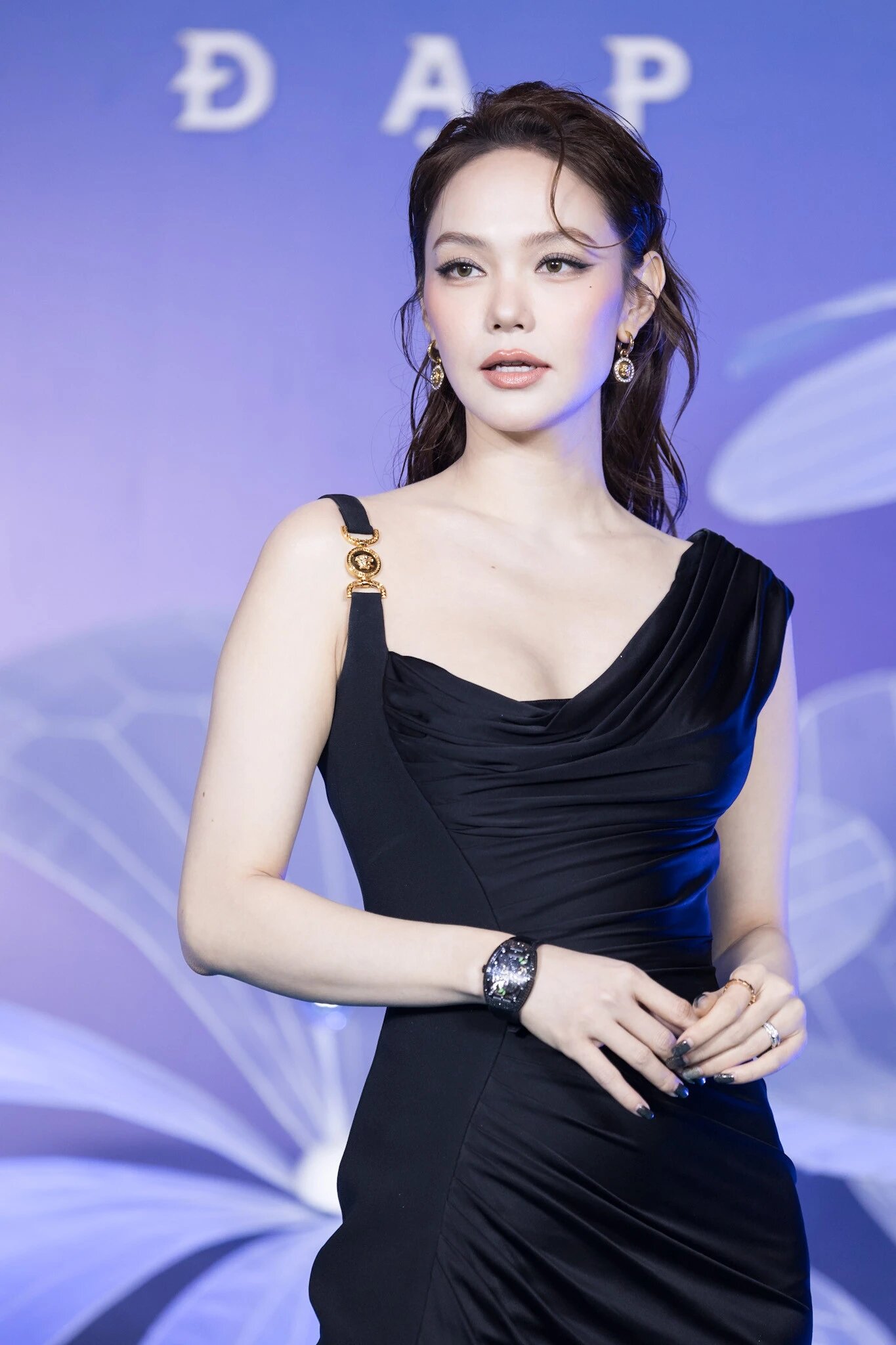 Chỉ một năm sau khi nhận giải thưởng điện ảnh danh giá đó, Minh Hằng bắt đầu đối mặt với những tin đồn liên quan đến việc can thiệp thẩm mỹ. Cô xuất hiện với gương mặt thon gọn hơn, không còn vẻ bầu bĩnh đặc trưng của biệt danh "bé Heo" ngày nào. Qua mỗi năm, nhan sắc của Minh Hằng lại có những biến đổi nhất định, và cũng có những giai đoạn cô phải hứng chịu nhiều chỉ trích, chê bai từ dư luận. Tuy nhiên, nhìn vào phiên bản hoàn hảo của cô ở thời điểm hiện tại, những đồn đoán hay tranh cãi trong quá khứ dường như trở nên không còn quan trọng. Người hâm mộ dành rất nhiều lời khen ngợi cho vẻ đẹp hiện tại của Minh Hằng và càng mong chờ cô sớm trở lại với màn ảnh để nhan sắc này được "tận dụng" một cách triệt để nhất.

Minh Hằng khởi nghiệp trong làng giải trí với vai trò ca sĩ, nhưng cô nhanh chóng tạo được dấu ấn mạnh mẽ và gặt hái thành công vượt trội ở lĩnh vực diễn xuất. Cô nổi lên từ loạt phim truyền hình ăn khách như Gọi Giấc Mơ Về, hay Ngôi Nhà Hạnh Phúc phiên bản Việt, với hình ảnh trẻ trung, dễ thương. Không ngừng làm mới mình, Minh Hằng dần khẳng định năng lực diễn xuất đa dạng qua những vai diễn có cá tính, gai góc hơn trong Vừa Đi Vừa Khóc, Sắc Đẹp Ngàn Cân, hay Bẫy Ngọt Ngào. Đặc biệt, màn hóa thân đầy ấn tượng và nhan sắc xinh đẹp của cô trong Chị Chị Em Em 2 đã nhận được vô vàn lời khen ngợi từ giới chuyên môn lẫn khán giả. Đáng tiếc là kể từ đó đến nay, Minh Hằng đã tạm gián đoạn sự nghiệp diễn xuất vì lý do cá nhân. Sau đó, cô trở lại nhưng chủ yếu với tư cách ca sĩ và vẫn chưa có dấu hiệu sẽ tái xuất màn ảnh rộng hay truyền hình.