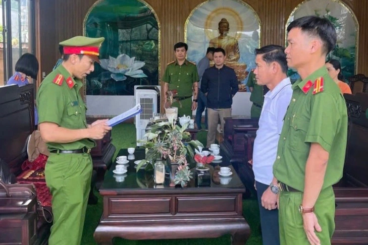 Anh trai "sư Thích Minh Tuệ" bị bắt tạm giam vì lợi dụng chức vụ - Ongkinh