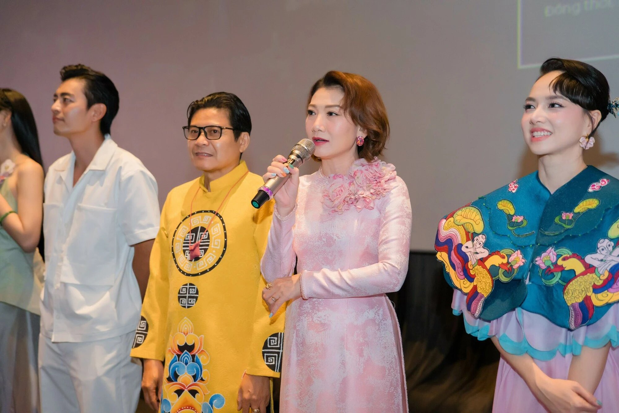 Gây bất ngờ trên mạng xã hội, nghệ sĩ Mỹ Uyên công khai hình ảnh khóa môi cô gái lạ.
