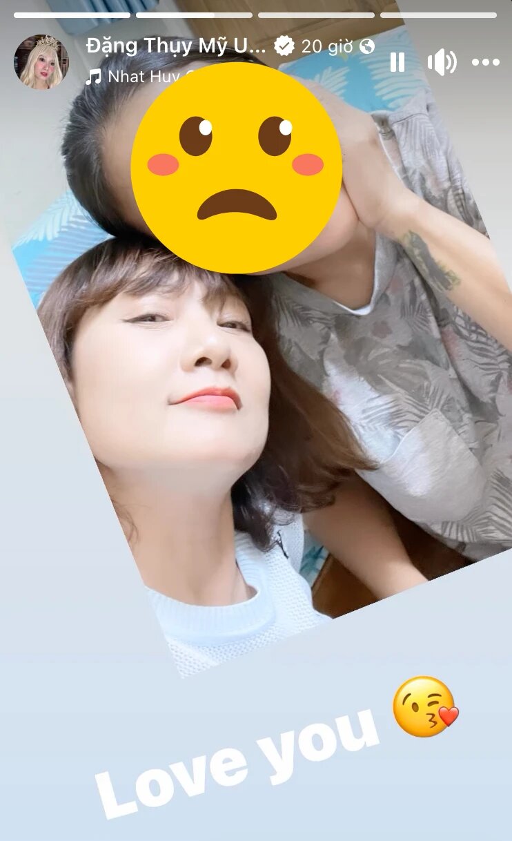 Gây bất ngờ trên mạng xã hội, nghệ sĩ Mỹ Uyên công khai hình ảnh khóa môi cô gái lạ.