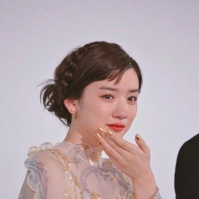 Ngọc nữ nổi tiếng từ tuổi 18 bất ngờ rơi vào vòng xoáy thị phi