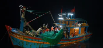 Bùi Công Nam và Duy Khánh bị sóng biển "đánh gục"