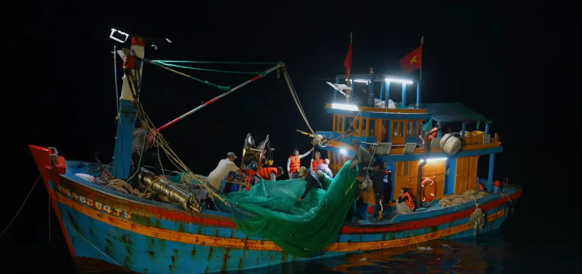Bùi Công Nam và Duy Khánh bị sóng biển "đánh gục"