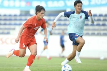 Giải U23 Đông Nam Á 2025 hứa hẹn sẽ là sàn diễn của nhiều tài năng trẻ sáng giá, những người được kỳ vọng sẽ tạo nên dấu ấn mạnh mẽ. Dưới đây là một số gương mặt đáng chú ý: Yotsakon Burapha (Thái Lan) Yotsakon Burapha, tiền đạo 20 tuổi của Thái Lan, đã từng được HLV Mano Polking triệu tập vào đội tuyển quốc gia năm 2023. Anh cũng là thành viên chủ chốt của U22 Thái Lan giành Huy chương Bạc tại SEA Games 2023. Với chiều cao ấn tượng 1m87, Burapha sở hữu lợi thế lớn trong các pha không chiến. Dù sở trường là tiền đạo cắm, anh vẫn có thể linh hoạt đảm nhiệm nhiều vị trí khác ở hàng tiền vệ. Giới truyền thông Thái Lan đặt nhiều kỳ vọng vào khả năng tạo đột biến của Yotsakon Burapha cho U23 Thái Lan. Jens Raven (Indonesia) Giới chuyên môn Indonesia đặt nhiều niềm tin vào Jens Raven sẽ giúp U23 Indonesia lên ngôi vô địch tại giải đấu năm nay. Cầu thủ gốc Hà Lan này đã thể hiện phong độ ấn tượng trong màu áo U19 và U20 Indonesia, đặc biệt là với 4 bàn thắng và 4 pha kiến tạo giúp đội nhà vô địch giải U19 Đông Nam Á 2024. Anh cũng ghi 2 bàn cho U20 Indonesia tại vòng loại U20 châu Á 2024. Sở hữu chiều cao lý tưởng 1m87, Raven không chỉ mạnh trong không chiến mà còn được mệnh danh là "vua vòng cấm" nhờ khả năng tận dụng cơ hội nhanh nhạy và hiệu quả. Fergus Tierney (Malaysia) Fergus Tierney, tiền đạo của U23 Malaysia, từng góp mặt tại giải U23 Đông Nam Á 2023 và là người hùng với cú đúp giúp đội nhà ngược dòng đánh bại U23 Indonesia 2-1, qua đó giành vé vào bán kết với ngôi nhất bảng. Trong 14 lần ra sân cho U23 Malaysia, Tierney đã ghi ít nhất 5 bàn thắng. Cầu thủ gốc Scotland này cũng từng được gọi vào đội tuyển quốc gia Malaysia dưới thời HLV Pau Marti, có 6 lần ra sân và ghi 1 bàn. Những con số này cho thấy Tierney là một cầu thủ được đánh giá cao về kinh nghiệm và bản lĩnh quốc tế, được kỳ vọng sẽ trở thành trụ cột của U23 Malaysia. Otu Abang Banatao (Philippines) U23 Philippines đã điền tên Otu Abang Banatao vào danh sách 23 cầu thủ tham dự giải U23 Đông Nam Á 2025. Cầu thủ sinh ra tại Virginia (Mỹ) này gần đây đã trở thành một trong những nhân tố quan trọng của bóng đá trẻ Philippines. Với 3 bàn thắng trong màu áo U19 và U20 Philippines, tiền đạo mang hai quốc tịch này được giới chuyên môn nhận định có thể tạo nên bất ngờ lớn cho các đối thủ. Dù sinh tháng 11/2006, thuộc nhóm cầu thủ trẻ nhất giải, Otu Abang Banatao không thể bị xem nhẹ. Nguyễn Quốc Việt (Việt Nam) Nguyễn Quốc Việt có màn "khởi động" lý tưởng trước thềm U23 Đông Nam Á 2025 với 2 bàn thắng cho U23 Việt Nam trong 2 trận giao hữu với U23 Đài Bắc Trung Hoa. Tiền đạo trưởng thành từ học viện Nutifood JMG này luôn thể hiện phong độ bùng nổ, thường xuyên giành danh hiệu Vua phá lưới ở các giải đấu quốc nội từ U17, U19 đến U21 Quốc gia, và cả giải quốc tế (Vua phá lưới giải U19 Đông Nam Á 2022). Quốc Việt cũng là thành viên của U23 Việt Nam trong hai lần vô địch U23 Đông Nam Á 2022 và 2023. Dù thể hình không quá cao (1m72), điểm mạnh của tiền đạo sinh năm 2003 này là kỹ thuật cá nhân điêu luyện với những pha xử lý khó lường và cú sút bất ngờ từ ngoài vòng cấm. Sự góp mặt của một chân sút có kỹ thuật tốt như Quốc Việt hứa hẹn sẽ giúp những pha lên bóng trong chiến thuật của HLV Kim Sang Sik trở nên khó đoán hơn.