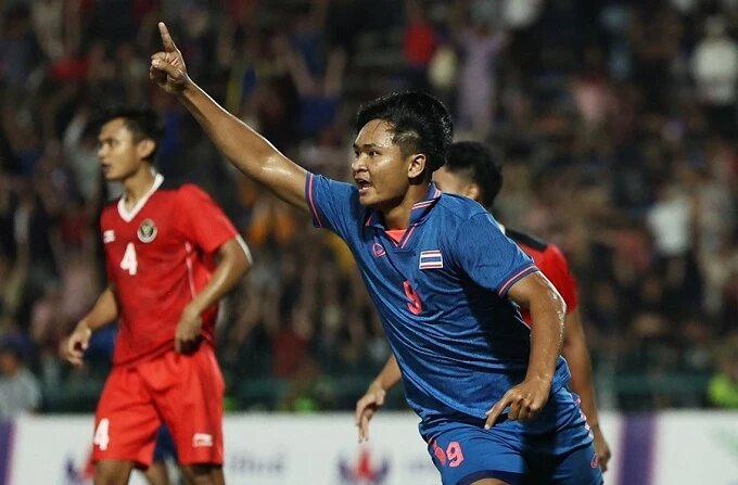 Giải U23 Đông Nam Á 2025 hứa hẹn sẽ là sàn diễn của nhiều tài năng trẻ sáng giá, những người được kỳ vọng sẽ tạo nên dấu ấn mạnh mẽ. Dưới đây là một số gương mặt đáng chú ý:

Yotsakon Burapha (Thái Lan)
Yotsakon Burapha, tiền đạo 20 tuổi của Thái Lan, đã từng được HLV Mano Polking triệu tập vào đội tuyển quốc gia năm 2023. Anh cũng là thành viên chủ chốt của U22 Thái Lan giành Huy chương Bạc tại SEA Games 2023. Với chiều cao ấn tượng 1m87, Burapha sở hữu lợi thế lớn trong các pha không chiến. Dù sở trường là tiền đạo cắm, anh vẫn có thể linh hoạt đảm nhiệm nhiều vị trí khác ở hàng tiền vệ. Giới truyền thông Thái Lan đặt nhiều kỳ vọng vào khả năng tạo đột biến của Yotsakon Burapha cho U23 Thái Lan.

Jens Raven (Indonesia)
Giới chuyên môn Indonesia đặt nhiều niềm tin vào Jens Raven sẽ giúp U23 Indonesia lên ngôi vô địch tại giải đấu năm nay. Cầu thủ gốc Hà Lan này đã thể hiện phong độ ấn tượng trong màu áo U19 và U20 Indonesia, đặc biệt là với 4 bàn thắng và 4 pha kiến tạo giúp đội nhà vô địch giải U19 Đông Nam Á 2024. Anh cũng ghi 2 bàn cho U20 Indonesia tại vòng loại U20 châu Á 2024. Sở hữu chiều cao lý tưởng 1m87, Raven không chỉ mạnh trong không chiến mà còn được mệnh danh là "vua vòng cấm" nhờ khả năng tận dụng cơ hội nhanh nhạy và hiệu quả.

Fergus Tierney (Malaysia)
Fergus Tierney, tiền đạo của U23 Malaysia, từng góp mặt tại giải U23 Đông Nam Á 2023 và là người hùng với cú đúp giúp đội nhà ngược dòng đánh bại U23 Indonesia 2-1, qua đó giành vé vào bán kết với ngôi nhất bảng. Trong 14 lần ra sân cho U23 Malaysia, Tierney đã ghi ít nhất 5 bàn thắng. Cầu thủ gốc Scotland này cũng từng được gọi vào đội tuyển quốc gia Malaysia dưới thời HLV Pau Marti, có 6 lần ra sân và ghi 1 bàn. Những con số này cho thấy Tierney là một cầu thủ được đánh giá cao về kinh nghiệm và bản lĩnh quốc tế, được kỳ vọng sẽ trở thành trụ cột của U23 Malaysia.

Otu Abang Banatao (Philippines)
U23 Philippines đã điền tên Otu Abang Banatao vào danh sách 23 cầu thủ tham dự giải U23 Đông Nam Á 2025. Cầu thủ sinh ra tại Virginia (Mỹ) này gần đây đã trở thành một trong những nhân tố quan trọng của bóng đá trẻ Philippines. Với 3 bàn thắng trong màu áo U19 và U20 Philippines, tiền đạo mang hai quốc tịch này được giới chuyên môn nhận định có thể tạo nên bất ngờ lớn cho các đối thủ. Dù sinh tháng 11/2006, thuộc nhóm cầu thủ trẻ nhất giải, Otu Abang Banatao không thể bị xem nhẹ.

Nguyễn Quốc Việt (Việt Nam)
Nguyễn Quốc Việt có màn "khởi động" lý tưởng trước thềm U23 Đông Nam Á 2025 với 2 bàn thắng cho U23 Việt Nam trong 2 trận giao hữu với U23 Đài Bắc Trung Hoa. Tiền đạo trưởng thành từ học viện Nutifood JMG này luôn thể hiện phong độ bùng nổ, thường xuyên giành danh hiệu Vua phá lưới ở các giải đấu quốc nội từ U17, U19 đến U21 Quốc gia, và cả giải quốc tế (Vua phá lưới giải U19 Đông Nam Á 2022).

Quốc Việt cũng là thành viên của U23 Việt Nam trong hai lần vô địch U23 Đông Nam Á 2022 và 2023. Dù thể hình không quá cao (1m72), điểm mạnh của tiền đạo sinh năm 2003 này là kỹ thuật cá nhân điêu luyện với những pha xử lý khó lường và cú sút bất ngờ từ ngoài vòng cấm. Sự góp mặt của một chân sút có kỹ thuật tốt như Quốc Việt hứa hẹn sẽ giúp những pha lên bóng trong chiến thuật của HLV Kim Sang Sik trở nên khó đoán hơn.