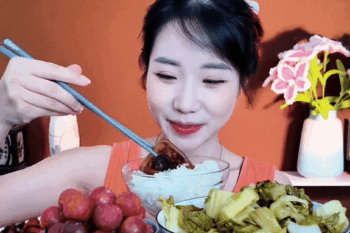 Tú Linh "mukbanger" gây sốc: Ăn hết 5 suất bánh mì, 6 bát cháo nhưng chỉ nặng 49 kg - Ongkinh