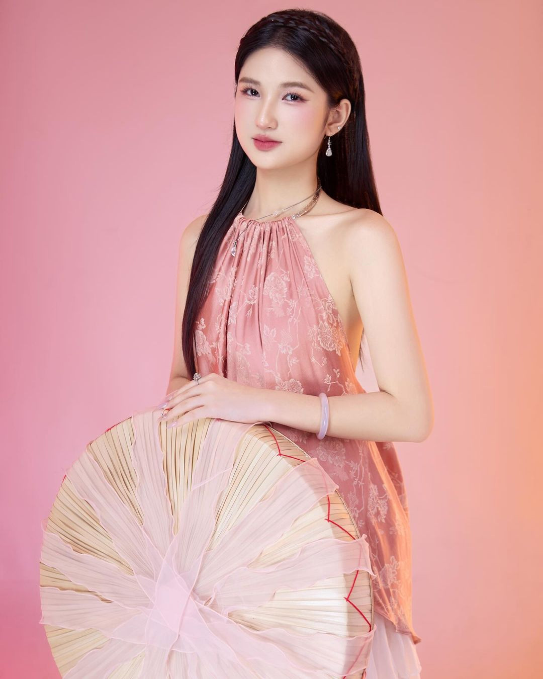 TikToker Nàng Mơ bị quay lén bằng cam thường