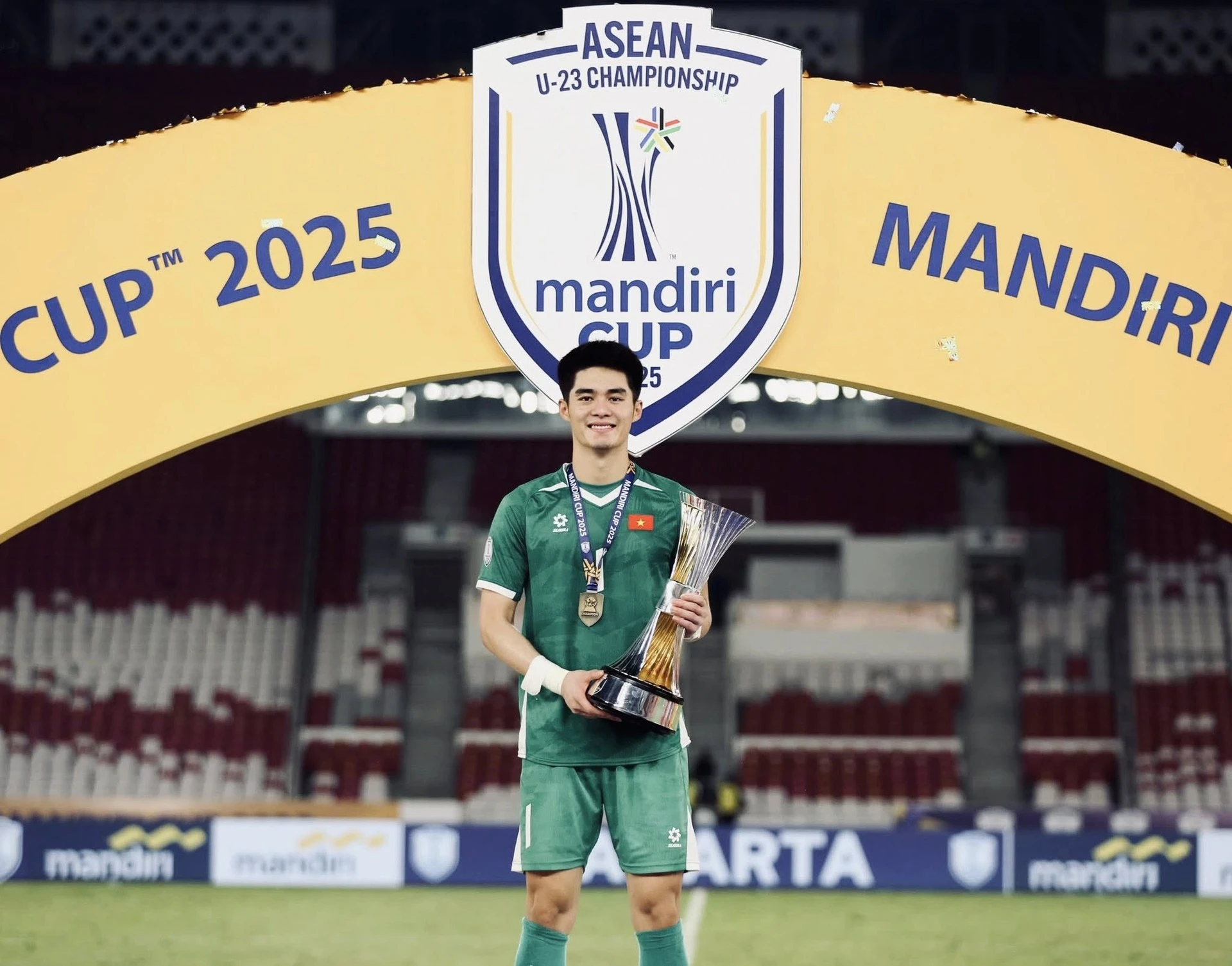 Thủ môn Trần Trung Kiên (U23 Việt Nam) gây sốt với ngoại hình "chuẩn nam thần" - Ongkinh