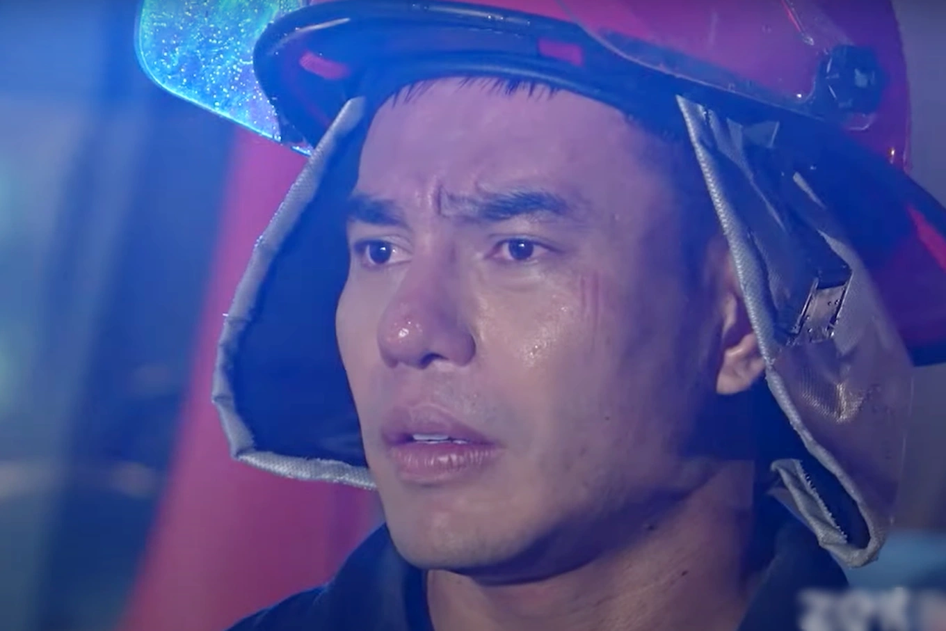 Lê Dương Bảo Lâm rơi nước mắt khi đối mặt với lửa