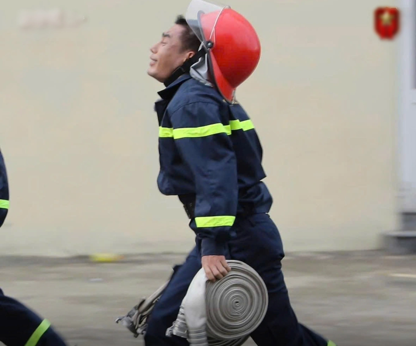 Lê Dương Bảo Lâm rơi nước mắt khi đối mặt với lửa