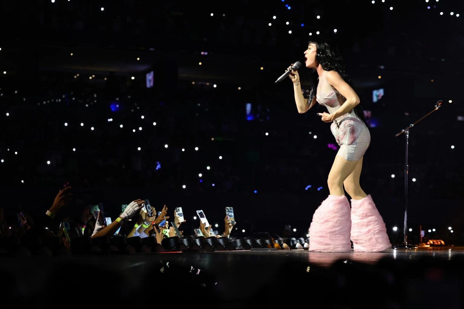 Katy Perry cố giữ bình tĩnh trong khoảnh khắc chia tay Orlando Bloom