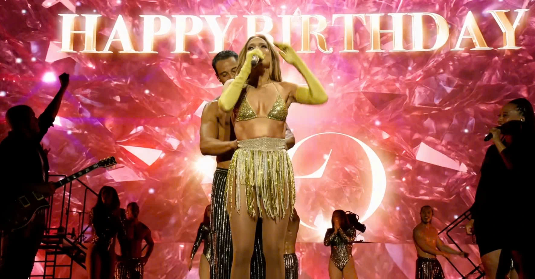 Sân khấu “đỏ mặt”: Jennifer Lopez vướng sự cố nhạy cảm trong lúc trình diễn