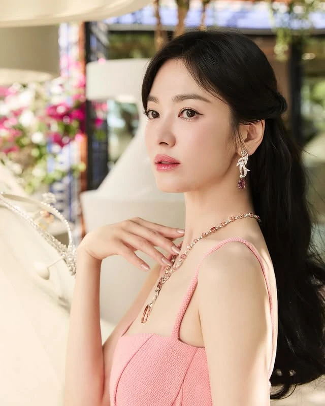Ở hiền gặp phiền, Song Hye Kyo bất ngờ bị tình cũ “gọi hồn”