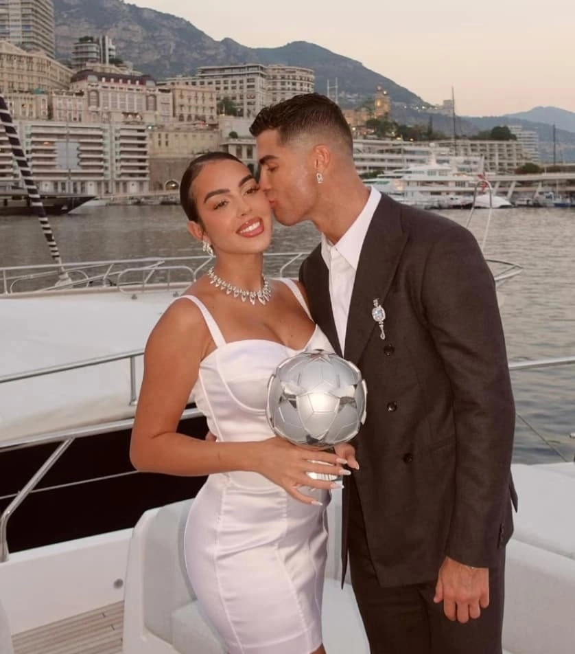 Cristiano Ronaldo đính hôn Georgina Rodriguez - Ongkinh