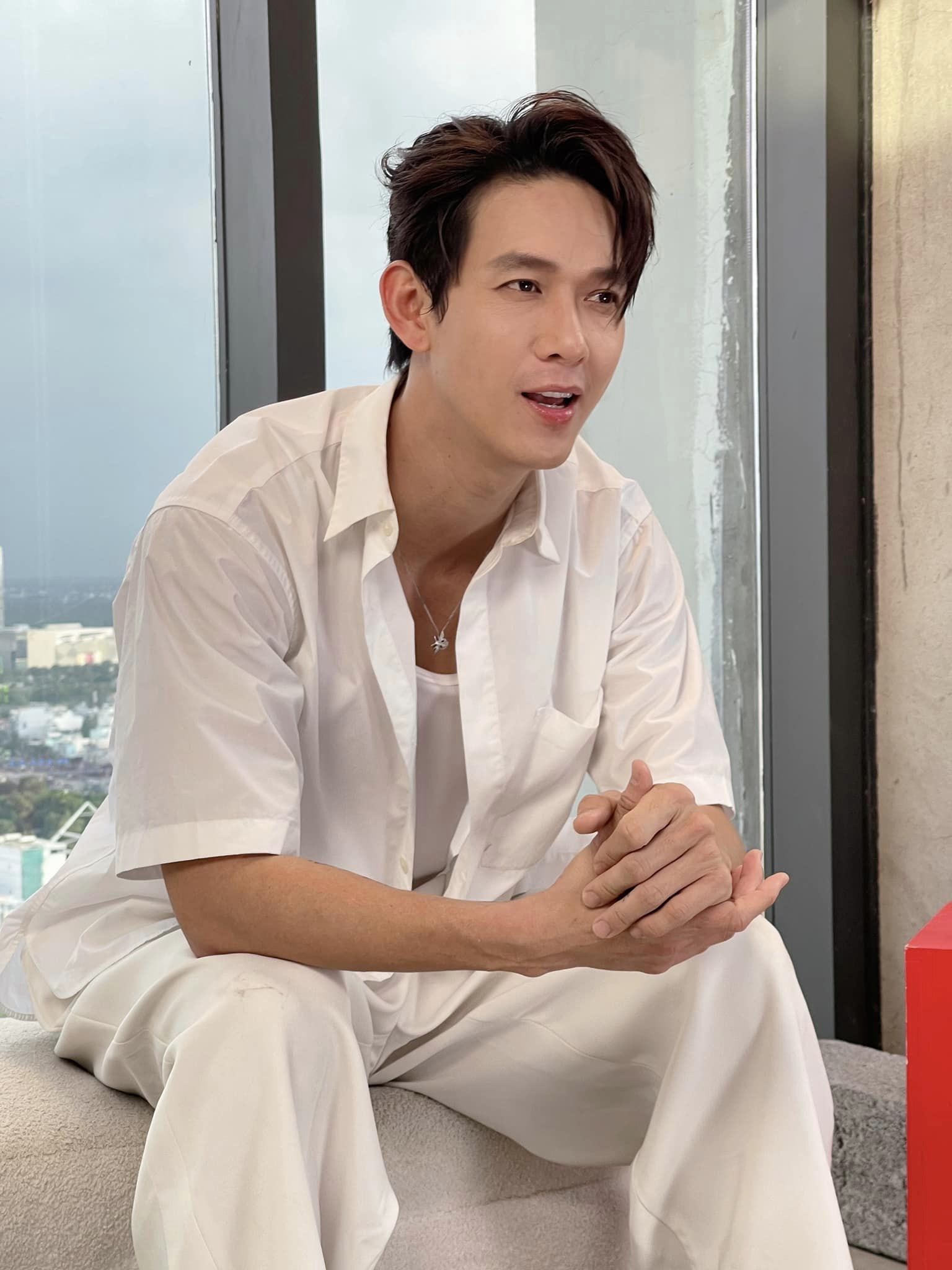 Trong showbiz Việt, chuyện tình cảm của các nghệ sĩ luôn là đề tài thu hút sự chú ý của khán giả. Một trong những cặp đôi từng gây nhiều tò mò chính là Song Luân và Juky San. Thời điểm còn bên nhau, cả hai giữ kín chuyện yêu đương, gần như không tiết lộ với truyền thông. Tuy nhiên, khi chia tay, mối quan hệ này lại trở thành đề tài bàn tán rộng rãi. Dù đã đường ai nấy đi khá lâu, mới đây, cả hai lại bất ngờ bị nhắc tên cùng lúc, tạo nên nhiều tranh luận trên mạng xã hội.

Câu chuyện bắt đầu khi Juky San tham gia một chương trình ăn uống do Trấn Thành dẫn dắt. Trong suốt buổi ghi hình, cô liên tục bị đàn anh nhắc đến Song Luân và trêu ghẹo về chuyện tình cũ. Trước mỗi lần nghe đến tên nam ca sĩ, Juky San tỏ ra lúng túng, có phần gượng gạo, thậm chí còn tìm cách đánh trống lảng để tránh bàn sâu. Thấy phản ứng này, Phương Mỹ Chi – một trong những khách mời – liền “ghép đôi” đàn chị với JSOL, bởi cả hai đều đang độc thân. Thế nhưng, Juky San lập tức từ chối bằng một câu nói thẳng thắn: "Không hợp đâu, gu chị không phải con trai tóc hồng".

Cứ tưởng mọi chuyện chỉ dừng lại ở đó, nhưng ngay sau khi chương trình lên sóng, Song Luân bất ngờ có động thái khiến cư dân mạng xôn xao. Nam ca sĩ chia sẻ lại bức ảnh cũ thời còn để tóc hồng, kèm dòng trạng thái ngắn gọn: "Thời đầu hồng". Hành động này nhanh chóng bị liên hệ đến phát ngôn của Juky San, nhiều người cho rằng đây chính là cách anh “đáp trả” tình cũ. Dưới phần bình luận, netizen đồng loạt nhắc đến câu nói của nữ ca sĩ, khiến bức ảnh của Song Luân càng thêm viral. Giữa lúc mọi người bàn tán, nam ca sĩ lại tỏ ra như không hay biết khi viết rằng bản thân chẳng hiểu chuyện gì đang diễn ra.

Phản ứng này của Song Luân khiến cộng đồng mạng chia thành hai luồng ý kiến. Một bên cho rằng nam ca sĩ thiếu tinh tế, bởi lẽ phát ngôn của Juky San trong show vốn chỉ mang tính chất vui đùa, nhằm tạo không khí thoải mái khi trò chuyện với Trấn Thành và JSOL. Việc Song Luân ngay lập tức đăng ảnh mang hàm ý ẩn dụ khiến nhiều người cảm thấy anh đang “hơn thua” với tình cũ. Một số khán giả bình luận rằng thay vì phản ứng trực diện như vậy, nam ca sĩ có thể chọn cách im lặng hoặc đưa ra câu trả lời nhẹ nhàng để tránh gây ra tranh cãi.

Ngược lại, cũng có nhiều fan bênh vực Song Luân. Họ cho rằng đây chỉ là một màn trêu đùa vui vẻ, thể hiện sự nghịch ngợm của anh, hoàn toàn không mang ý nghĩa tiêu cực. Từ góc độ giải trí, hành động này thậm chí còn góp phần tạo nên sự chú ý, khiến cả hai nghệ sĩ trở thành chủ đề bàn luận sôi nổi trên mạng xã hội. Chính nhờ vậy mà hình ảnh của cả Song Luân và Juky San đều được khán giả quan tâm trở lại.

Trước đây, Song Luân và Juky San từng nhiều lần vướng tin đồn tình cảm. Khi cùng tham gia show Lạ Lắm À Nha! vào năm 2021, cả hai không ít lần để lộ những khoảnh khắc tình tứ, từ ánh mắt đến cử chỉ ngọt ngào trên sân khấu. Khán giả khi đó nhiệt tình “đẩy thuyền” vì cho rằng họ là một cặp đẹp đôi. Ngoài đời, netizen cũng nhiều lần soi ra chi tiết cho thấy cả hai mặc đồ đôi, xuất hiện cùng nhau tại các buổi gặp gỡ riêng tư.

Tuy nhiên, mối quan hệ này sau đó đã kết thúc. Trong một lần chia sẻ, Juky San từng trải lòng về chuyện chia tay Song Luân: "2 chúng tôi không còn nhắn tin, tương tác hay liên hệ với nhau nữa, cuối cùng 2 đứa không ai thắng cả, đều thua hết. 2 chúng tôi đánh mất tình cảm. Ban đầu thì xác định quen nhau rõ ràng nhưng đoạn cuối thì chẳng ai nói chính thức chuyện dừng lại. Đó là câu chuyện chia tay mà tôi cảm thấy tệ với bản thân tôi".

Thời gian gần đây, giọng ca Khóc Cùng Em nhiều lần rơi vào tình huống khó xử khi quá khứ tình cảm với Song Luân liên tục bị gợi lại. Không chỉ trong chương trình của Trấn Thành, mà ở show Em Xinh Say Hi, cô cũng bị đồng nghiệp nhắc đến tên tình cũ và trêu ghẹo. Chưa dừng lại ở đó, Juky San còn bất ngờ bị kéo vào một lùm xùm khác khi Bảo Uyên – cựu thí sinh The Voice – ám chỉ rằng cô từng hẹn hò với một người đàn ông từng theo đuổi mình.

Dù mỗi người đều có con đường riêng sau khi chia tay, nhưng những động thái vừa qua cho thấy câu chuyện tình cảm của Song Luân và Juky San vẫn luôn được công chúng quan tâm. Chỉ cần một chi tiết nhỏ, cả hai lại trở thành tâm điểm bàn luận, chứng minh sức hút không hề giảm nhiệt trong lòng khán giả.