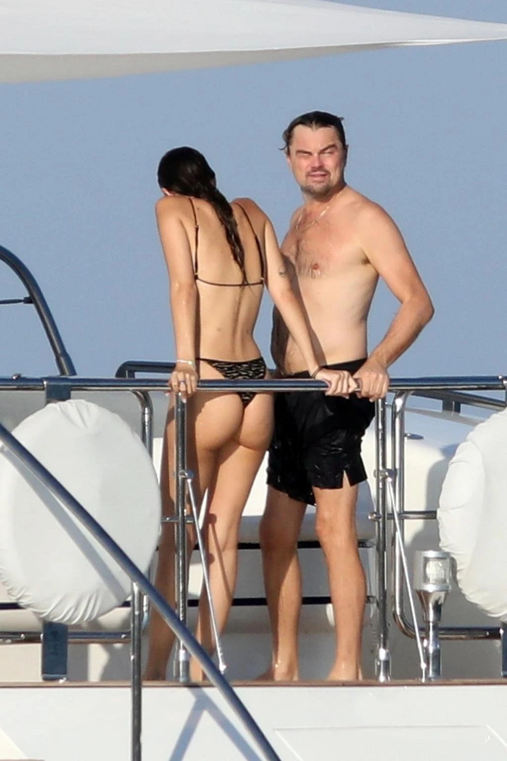 Leonardo DiCaprio và bạn gái kém 23 tuổi Vittoria Ceretti tình tứ trên du thuyền - Techlade