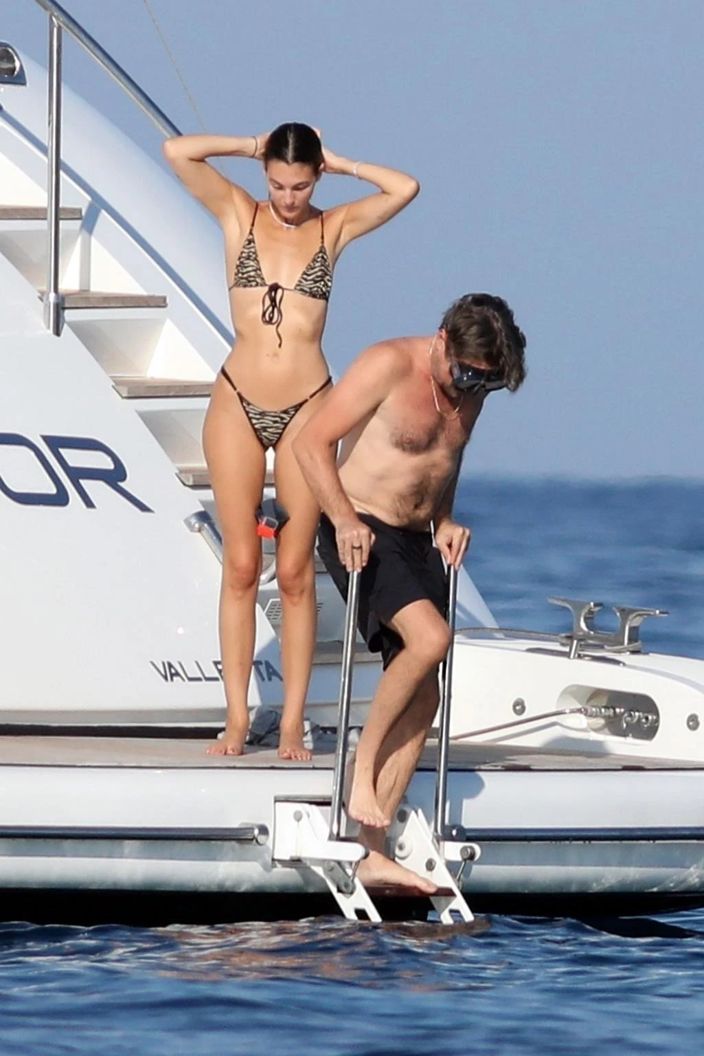 Leonardo DiCaprio và bạn gái kém 23 tuổi Vittoria Ceretti tình tứ trên du thuyền - Ongkinh